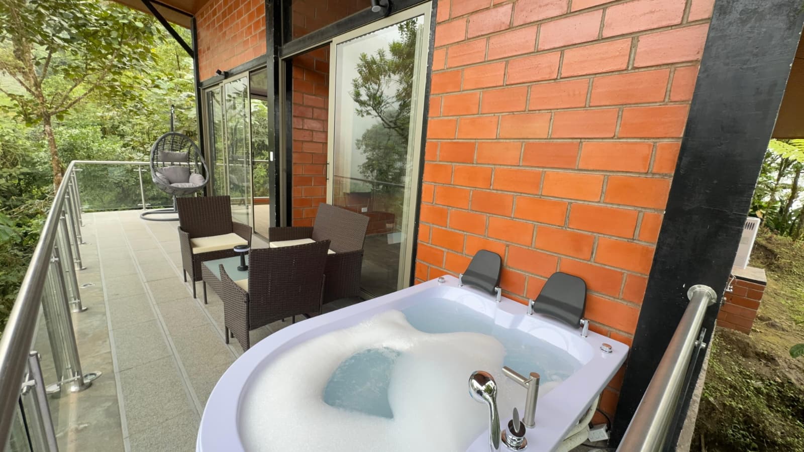 Private jacuzzi overlooking the cloud forest, Mashpi Amagusa Reserve
